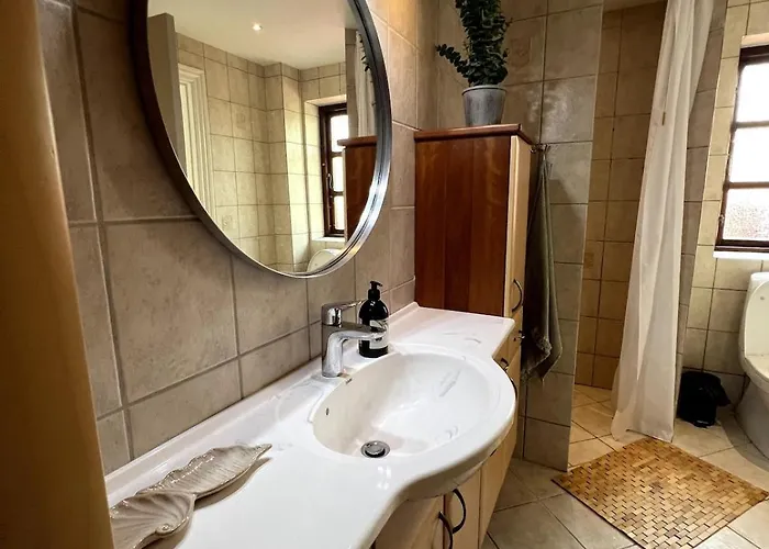 Cozy House With Garden Apartment *